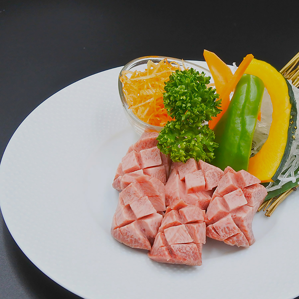 まずは牛タンを！肉厚なタンは食べ応えたっぷり！口の中に肉汁が溢れます！