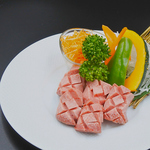 まずは牛タンを！肉厚なタンは食べ応えたっぷり！口の中に肉汁が溢れます！