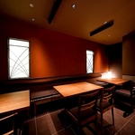 店内は木目と茶色を基調とした落ち着いた雰囲気でお食事が出来、デートや記念日でのご利用にも最適。
