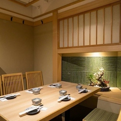 ◆ 広々とした大人数向け個室 ◆団体様でご利用可能な広々とした個室席は、女子会や誕生日、デートはもちろん同窓会や大人数での貸切宴会、パーティーにも最適です。お寛ぎ頂ける店内で特別なお時間をご提供いたします◎