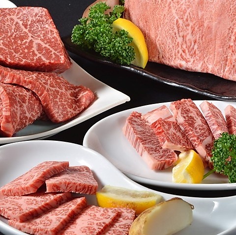 和牛焼肉とワインを楽しめる萬事亭。牛タンの旨みを引き出す工夫も魅力！