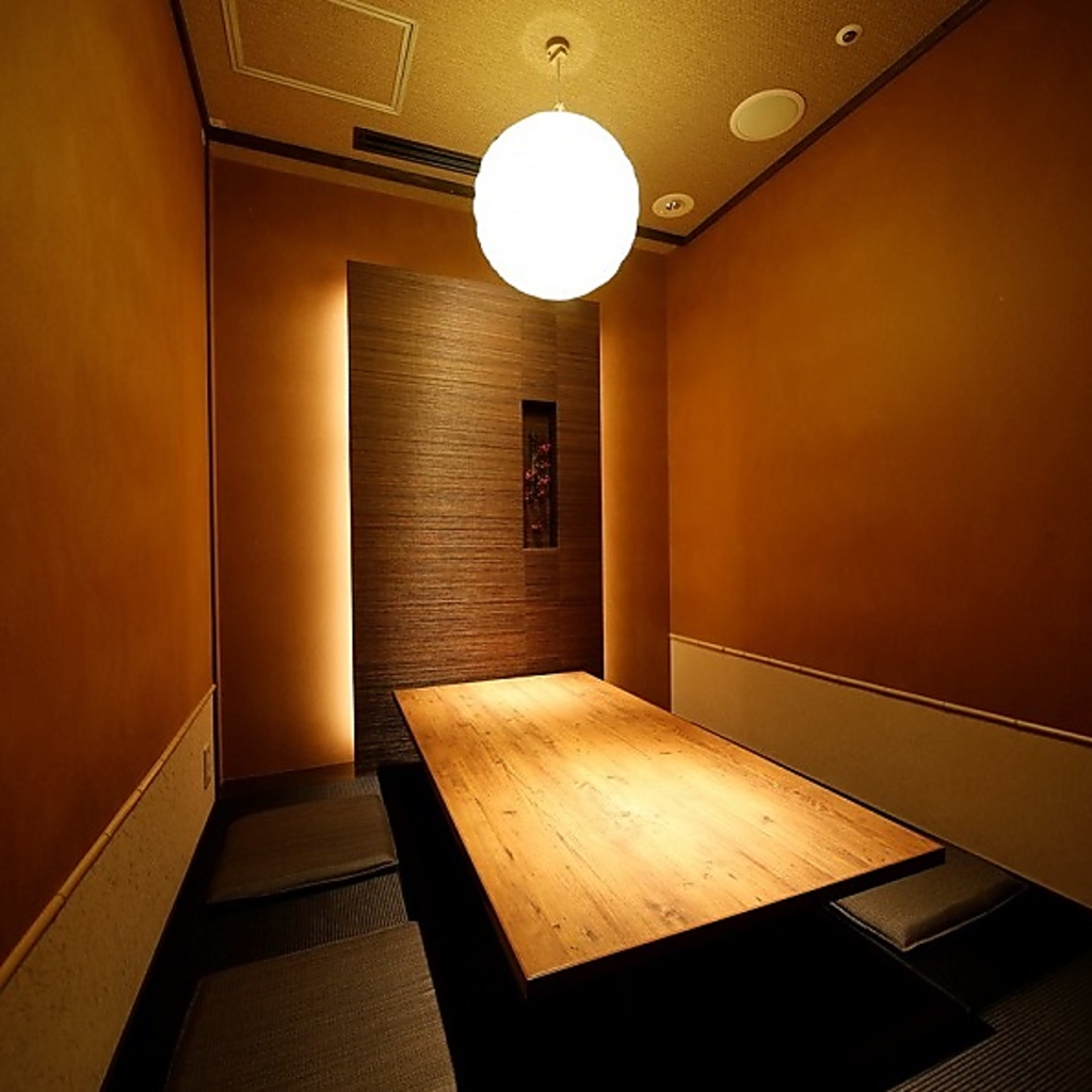 4名でご利用可能な掘り炬燵式の個室はご家族でのお食事や接待など様々なシーンでご利用いただけます