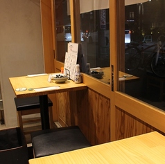 木目調のインテリアとのれんのようなカーテンが小粋な、和モダンの店内。大人の落ち着いた雰囲気の中でごゆっくりお食事とお酒をお愉しみいただけます。美味しい肴とお酒で、今宵はすてきなひとときを。