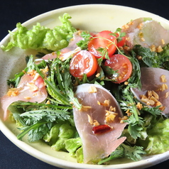 春菊と生ハムのぺペロンサラダ