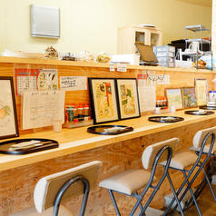 落ち着いた雰囲気の10席カウンターは、おひとり様でも安心してご利用いただける心地よい空間です。手作りにこだわった健康志向のお料理を、ゆったりと味わっていただけます。老若男女問わず、気軽にお立ち寄りいただける温かな席です。