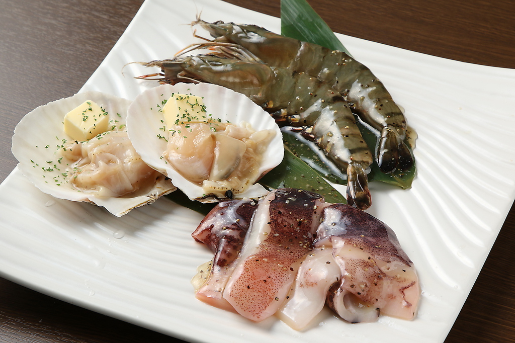 海鮮盛りは海老・殻付きホタテ・イカの3種類。お肉と共に海の幸もお楽しみ頂けます。