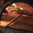 本場ナポリから取り寄せたピザ窯を使用しております！窯の温度・湿度管理にこだわり、ピザ生地を絶妙な焼き加減に仕上げます。外側はカリッと、中はもちもちとした食べ応えを是非ご賞味ください！