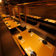 ［70名様：店貸切］空間全体に静謐と格式が漂い、大人数でのご宴席や記念行事などにふさわしい貸切空間。上質な照明と洗練された設えに包まれた贅沢なひとときのための宴会場。下見も承ってます。