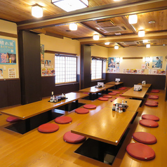 昔ながらの活気あふれる店内で、プライベート感いっぱいの貸切宴会はいかがですか?秘伝のタレで仕上げる大ぶり串焼きや名物「特製煮込み」など、酒乗りの心をくすぐる名物料理が勢揃い!幹事様も安心の大人数対応&飲み放題付きプランで、仲間と最高の乾杯をお楽しみいただけます。お気軽にご相談ください★