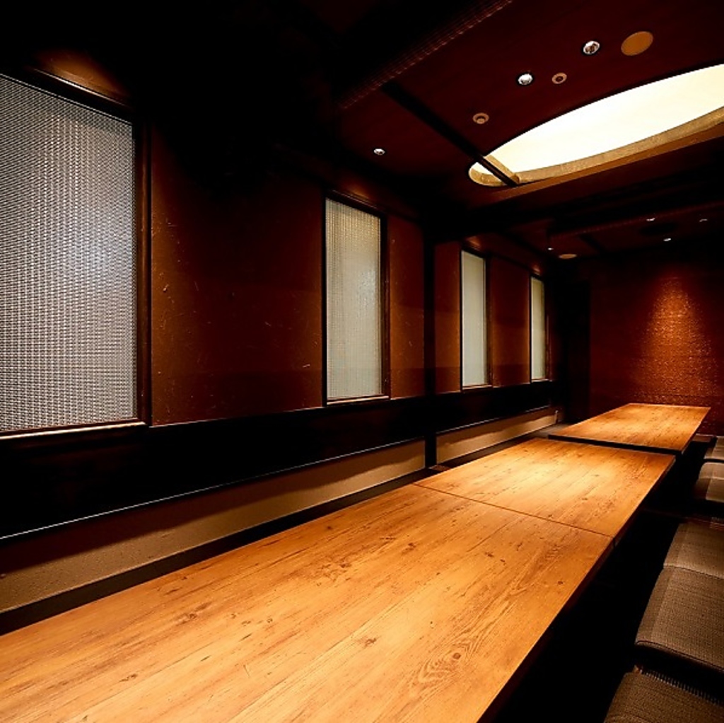 大勢で着席いただける掘り炬燵席など宴会や歓送迎会、打ち上げなどに最適。コースも種類豊富にご用意