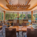 窓一面に広がる日本庭園　四季折々の彩りが美しい癒しの空間