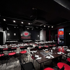 【貸切】開放的な店内で、着席７０名、立食なら８０名まで貸切可。１２０インチ大型プロジェクターとマイクも完備しております◎心温まるサービスと美味しい料理がお待ちしており、是非職場の歓送迎会、送別会、忘新年会など大人数の宴会でご利用くださいませ。カラオケ設備◎※貸切のみ利用可