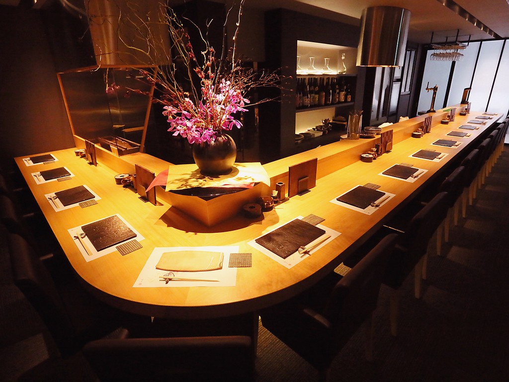 何種も串のお皿を置いてもゆとりのある、広々カウンター席♪お店スタッフの楽しいtalkも楽しめる★