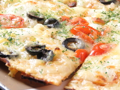 アンチョビとモッツァレラチーズのピザ