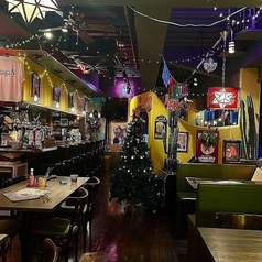 ゆったりくつろげるソファー席あります