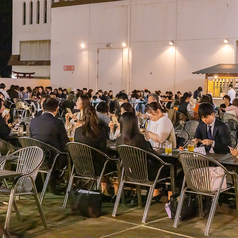 倉敷天満屋が誇る800席のビアガーデン会場は圧巻!おひとり様も大人数の集まりも大歓迎◎JR山陽本線・伯備線 倉敷駅南口を出てすぐ、天満屋の屋上が会場となっていますので、仕事帰りやサークル終わりに集合しやすいのが嬉しい☆食べ放題のバイキングコースや、お肉が食べ放題のバーベキューコースは、大人気のコースです♪