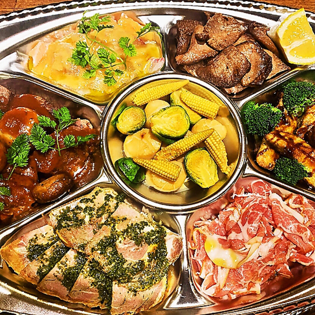 お店の美味しさをそのままお持ち帰りいただけます。オードブル盛合せは5500円～！ ※2日前迄に要予約