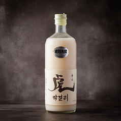 人気の「虎まっこり」は辛口の生マッコリで、スッキリ◎