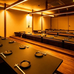 【最大60名様の団体宴会】広々としたお座敷は、最大60名様までご利用いただけます。会社宴会、歓送迎会、同窓会など、大人数でのご宴会に最適です。周りを気にせず、一体感のある空間でゆったりとお料理やお酒をお楽しみください。大規模な宴会も当店にお任せください。