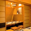 ◆ 1名様～6名様少人数向けカウンター席 ◆少人数向けの個室はやさしい照明で落ち着けるお席となっております。プライベート空間で上質なひとときをお過ごしください。飲み会やデートなど多様なシーンにご利用頂けます。