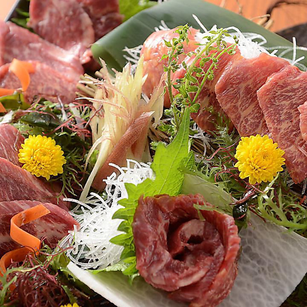 細かいサシが入った馬刺しも人気！　口の中にじわっと広がる旨み…