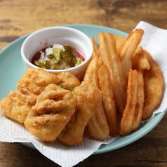 自家製サルサソースが決め手のフィッシュ＆チップス！の写真