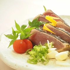 素材の旨みを堪能！「鰹の塩タタキ」の写真