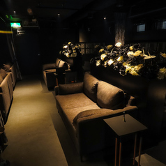 当店では、4~6名様に最適なソファ席をご用意しております。ゆったりとした広々とした空間で、リラックスしながらシーシャやお酒をお楽しみいただけます。友人などとの楽しいひとときにぴったりです。柔らかな座り心地のソファ席で、心地よい時間をお過ごしください。