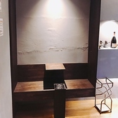 店内は、全てのお客様に新鮮な料理の風味を味わっていただくため、全席禁煙としております。おタバコを吸われるお客様のために、店外には灰皿をご用意しておりますのでご安心ください。