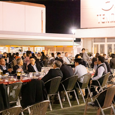 当店は、開放感が溢れるテラス席を多数ご用意しております!大人数でのご宴会や、プライベートなパーティー等にぴったりで、爽やかな風を感じながらお食事をご堪能いただけます◎夜は、きれいな夜景を眺めながらお酒をお楽しみいただけます♪ご宴会などの各種宴会のご予約を承っていますので、ぜひお気軽にご相談ください☆