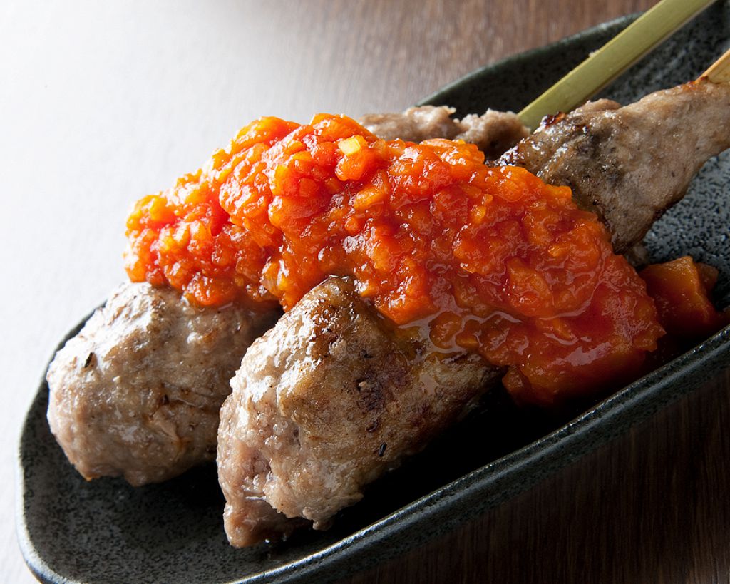 大人気の巨大つくね串はタレや照りマヨ、焼きチーズなど様々な味で楽しめます！