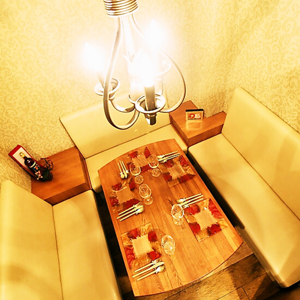 シャンデリアが灯るお洒落な雰囲気の個室は6名様迄OK！女子会や記念日、デート、ご家族連れの方にも