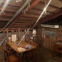 開放感のある吹き抜けの天井、広い店内でリラックス！