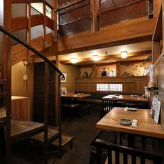 中2階にあるカジュアルな雰囲気のテーブル席は、飲み会や宴会に最適◎周りを気にせず、仲間と賑やかに盛り上がりたい時にぴったりな空間です。