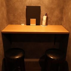 隠れたカウンター席。人目が気になる方はこちらのお席へどうぞ。隠れた席を使って、半個室として4名様で着席可能です。