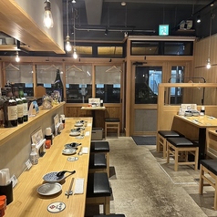 木目調のインテリアとのれんのようなカーテンが小粋な、和モダンの店内。大人の落ち着いた雰囲気の中でごゆっくりお食事とお酒をお愉しみいただけます。美味しい肴とお酒で、今宵はすてきなひとときを。