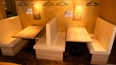 【広々ソファ席】ゆったりと腰掛けられるソファ席は、お子様連れのご家族やご友人同士の集まりにおすすめです◎長居したくなるような居心地の良さで、リラックスしながら自慢のラムしゃぶをご堪能いただけます。