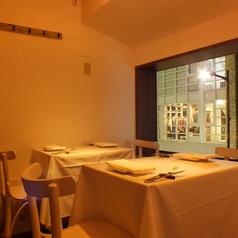 【2F】窓際の2名様テーブル席は、夜になるとひときわロマンチックな雰囲気に・・・。カップルの方に人気のお席です。