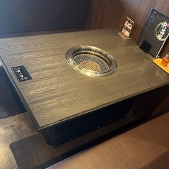 【テーブル席】当店のベンチシートは、お客様にゆったりとくつろいでいただけるよう設計されています。長時間座っていても疲れにくく、お食事と会話を存分にお楽しみいただけます。