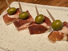 カマンベールチーズと生ハムのピンチョス