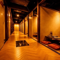 【大人数での宴会に最適！広々とした席】程良い明かりの照明と黄金色の壁が落ち着いた雰囲気を醸し出す、広々としたお座敷です。大人数でのご宴会や同窓会などに最適。足を崩してゆったりと座れるため、長時間でも快適にお過ごしいただけます。一体感のある賑やかな宴会にご利用ください。