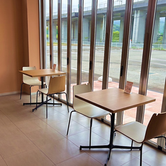 窓際には2名掛けのテーブル席が2卓あり、カップルや友人同士での利用にぴったりな落ち着いた空間をご用意しています。イタリアンの本格パスタや焼き立てピザ、さらに手作りクレープなど、豊富なメニューをゆったりと味わえます。記念日やちょっとした特別な時間にも最適な、心地よいテーブル席です。