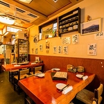 昔から愛される店内は木のぬくもり溢れる暖かい雰囲気です。6名～8名などのプチ宴会にピッタリです★