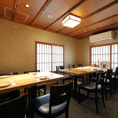 最大14名様までご利用可能な2階テーブル席です◎少人数での宴会や接待にご利用いただけます。フロア貸切もできますので、プライベートな集まりにも最適です。