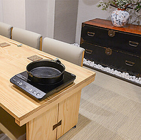 洗練された雰囲気と木のぬくもり、優しさが調和する店内