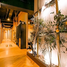 【和モダンなお部屋】和モダンなデザインで、落ち着いた雰囲気を楽しむことができます。明るい木目の床は、自然の温もりを感じさせ、シックな黒い暖簾と温かい間接照明が調和して、洗練された和モダンな雰囲気を演出しており、時間たっぷりと、心ゆくまで満喫したいご宴会に最適です。