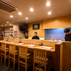 当店は駅からも近い立ち寄りやすいお店です。お一人様でも利用しやすいカウンター席は6席ご用意しております。お仕事帰りやすきま時間にふらっと過ごすのはいかがでしょうか。日常を忘れてちょっとしたしゃれた大人の時間をお過ごしいただけます。美味しい料理と堪能できる当店で楽しい時間を過ごしませんか。