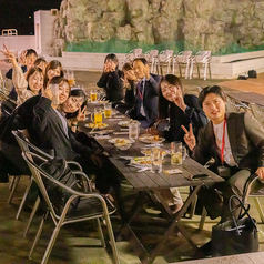 お日様の光を浴びながら、夜風を感じながら、時間帯によって情景が変わるからなお楽しい☆美味しい料理&ドリンクを囲み、お仲間内とワイワイする非日常の時間は至福のひととき♪お子様も大人も大満足いただける空間づくりを、当店では大切にしております。この夏は屋上ビアガーデン「HOP LAND」で心に残る最高の思い出を☆