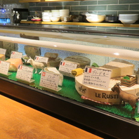 日本の生産者や世界中の美味しいチーズが約30種類！