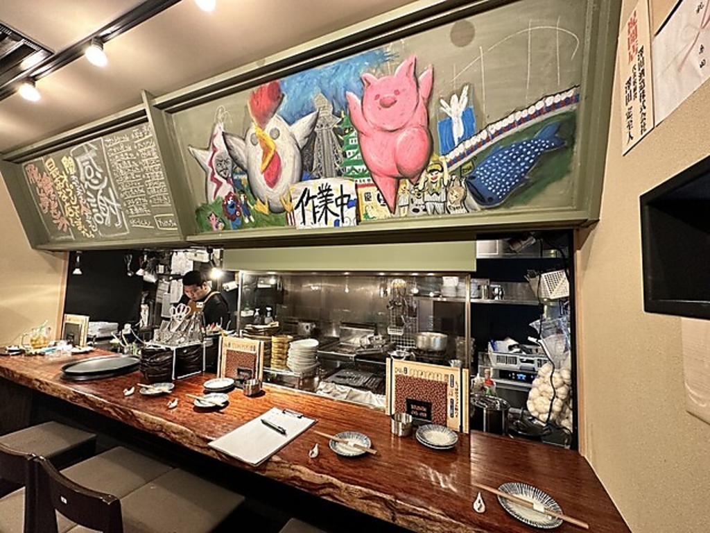 アットホームで居心地の良いカウンター席◎仕事終わりにサクッと気軽に一人呑みも楽しめちゃいます！